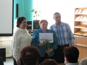 Вручение благодарственного письма и подарков от главы администрации района Раисе Степановне Корсаковой (в центре)