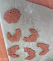 Заготовки будущей сувенирной продукции - ''печенье'' из глиняного теста готово к ''выпечке''. Фото Татьяны Шепелевой