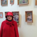 Лилия Юрьевна Корнилова на фоне выставки своих работ в ЦРБ им. Ф.М. Достоевского