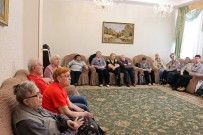 ''Великое призвание''. Участники встречи слушают рассказ библиотекаря о жизни и деятельности А.С. Макаренко. ГБУ ''Комплексный центр социального обслуживания населения Нижегородского р-на г. Нижнего Новгорода''. 13 марта 2023 года