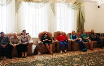 ''Великое призвание''. Участники встречи слушают рассказ библиотекаря о жизни и деятельности А.С. Макаренко. ГБУ ''Комплексный центр социального обслуживания населения Нижегородского р-на г. Нижнего Новгорода''. 13 марта 2023 года