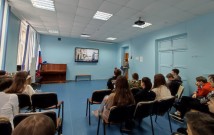 ''Был город-фронт. Была блокада''. Час памяти, посвященный годовщине освобождения Ленинграда от блокады, ведет библиотекарь Елена Станишевская. ЦРДБ им. А. Пешкова. 27 января 2023 года