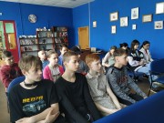 ''Черный квадрат'' – это протест...'' Семиклассники школы № 73 с интересом слушают рассказ гостьи. ЦРДБ им. А. Пешкова. 19 мая 2023 года