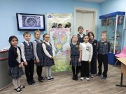 ''О Казаковской филиграни – с любовью''. Наши мастера филиграни возле своей совместной работы. Библиотека им. В. Дубинина. 17 января 2023 года