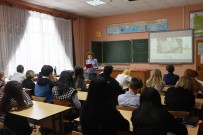 ''Мы с вами говорим стихами''. Библиотекарь Наталья Любимова рассказывает школьникам об истории возникновения Всемирного дня поэзии. МБОУ ''Школа № 51''. 20 марта 2023 года
