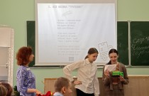 ''Мы с вами говорим стихами''. Участники баттла выразительно читают доставшиеся им стихотворения. МБОУ ''Школа № 51''. 20 марта 2023 года