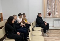 ''Арт-терапия в технике граттаж''. Школьники слушают рассказ библиотекаря о технике граттаж. Библиотека им. К. Симонова. 18 декабря 2023 года