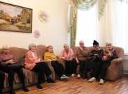 ''Ходит песенка по кругу''. Участники встречи слушают рассказ библиотекарей о Михаиле Таниче. ГБУ КЦСОН Нижегородского района города Нижнего Новгорода. 17 ноября 2023 года