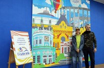''Приходите посмотреть!'' Создатель раскраски для арт-объекта ''Канавино-95'' художник Павел Плохов с супругой Ольгой. ЦРДБ им. А. Пешкова. Сентябрь 2023 года