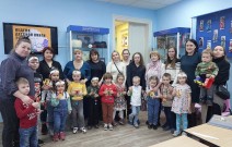 ''Книжкина больница''. Участники познавательного занятия - воспитанники детского сада № 11 вместе с родителями. Библиотека им. В. Дубинина. 2 апреля 2023 года