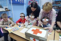 ''Книжкина больница''. Юные ''доктора'' из детского сада № 11 под руководством родителей лечат книги. Библиотека им. В. Дубинина. 2 апреля 2023 года