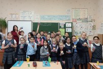 ''К Дню матери''. Участники мастер-класса вместе с библиотекарем Лилией Седниной показывают свои работы. Школа № 52, 20 ноября 2023 года