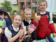 ''К Дню матери''. Участники мастер-класса с удовольствием хвалятся своими работами. . Гимназия № 50. 15 ноября 2023 года