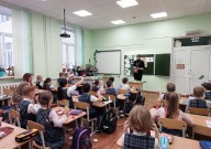 ''К Дню матери''. Библиотекарь Лилия Седнина ведет занятие. Школа № 97. 17 ноября 2023 года