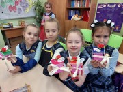 ''К Дню матери''. Участники мастер-класса показывают свои замечательные работы. Гимназия № 50. 15 ноября 2023 года