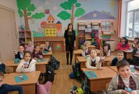''К Дню матери''. Участники мастер-класса вместе с библиотекарем Лилией Седниной показывают свои работы. Школа № 97. 21 ноября 2023 года
