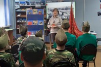 ''Канавино и канавинцы в годы войны''. Библиотекарь Анна Ловчиновская  - ведущая лекции-концерта. Библиотека им. А. Гайдара. 3 мая 2023 года