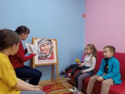 ''Он к звёздам проложил дорогу''. Библиотекарь Любовь Захарова читает детям рассказ Валерия Воскобойникова ''Сборы в школу''. Библиотека им. К. Симонова. 12 апреля 2023 года