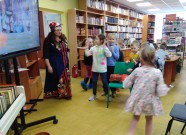 ''Масленица-блинница, весны именинница!'' Ребята из многодетных семей Канавинского района соревнуются в ловкости. Библиотека им. А.Н. Островского. 21 февраля 2023 года