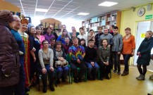 ''Масленица-блинница, весны именинница!'' Воспитанники НРООПДИМ ''Верас'' и сотрудники библиотеки - фото на память. Библиотека им. А.Н. Островского. 22 февраля 2023 года