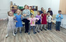 ''Наши мамы лучше всех!'' Активные читатели библиотеки делают зарядку ''Автобус''. Библиотека им. К. Симонова. 26 ноября 2023 года