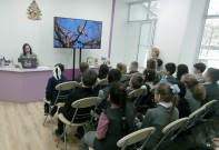''Здравствуйте, пернатые!''. Школьники с интересом смотрят документальный фильм ''Какие птицы остаются зимовать''. Библиотека им. М.Е. Салтыкова-Щедрина. 17 января 2023 года