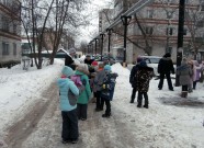 ''Здравствуйте, пернатые!''. Каждый из ребят хочет положить в кормушку свою горстку еды для пернатых. Библиотека им. М.Е. Салтыкова-Щедрина. 17 января 2023 года