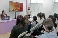 ''Эти дни из стали и огня''. Заведующая библиотекой Тамара Александровна Касимова открывает встречу, посвященную Дню защитника Отечества. Библиотека им. М.Е. Салтыкова-Щедрина. 21 февраля 2023 года