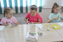 ''Праздник праздников''. Участники мастер-класса декорируют изделие в технике ''декупаж''. Библиотека им. А.Н. Островского. 20 апреля 2023 года