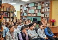 ''Истории о настоящих мужчинах''. Учащиеся школы № 51 слушают рассказ о значимых событиях российской истории. Библиотека им. А.Н. Островского. 21 февраля 2023 года