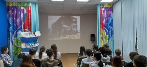 ''Солдатам Сталинграда посвящается…'' Ребята смотрят документальные кадры о знаментом Доме Павлова. ЦРДБ им. А. Пешкова. 2 февраля 2023 года