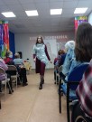 ''В мире таланта и увлечений''. Библиотекарь Элина Ислямова демонстрирует одежду нижегородского дизайнера. ЦРДБ им. А. Пешкова. 6 апреля 2023 года