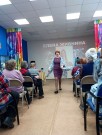 ''В мире таланта и увлечений''. Библиотекарь Елена Викторовна Станишевская демонстрирует одежду дизайнера Елены Живниной. ЦРДБ им. А. Пешкова. 6 апреля 2023 года