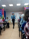 ''В мире таланта и увлечений''. Библиотекарь Маргарита Чернеева демонстрирует одежду дизайнера Елены Живниной. ЦРДБ им. А. Пешкова. 6 апреля 2023 года