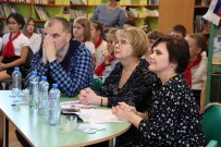''Вместе мы – большая сила, вместе мы – страна Россия''. Сотрудники библиотечной системы Канавинского района оценивают знания школьников о символах России. Библиотека им. А.Н. Островского. 9 июня 2023 года