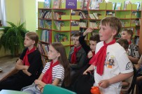 ''На веселую затею приглашаем грамотея''. Школьники отвечают на лингвистические загадки и расшифровывают ребусы с рифмующимися словами. Библиотека им. А.Н. Островского. 13 июня 2023 года