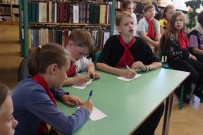 ''На веселую затею приглашаем грамотея''. Школьники отвечают на лингвистические загадки и расшифровывают ребусы с рифмующимися словами. Библиотека им. А.Н. Островского. 13 июня 2023 года
