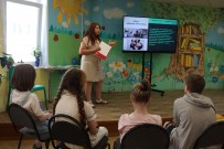 ''Остаться в живых''. Ольга Панкратова предлагает участникам дискуссионно-ролевого тренинга сформулировать основные факторы окружающей среды. Библиотека им. А.Н. Островского. 16 июня 2023 года