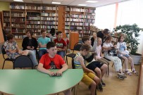 ''Остаться в живых''. Школьники выполняют ролевые психологические задания и тесты. Библиотека им. А.Н. Островского. 16 июня 2023 года