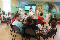 ''Остаться в живых''. Школьники выполняют ролевые психологические задания и тесты. Библиотека им. А.Н. Островского. 16 июня 2023 года