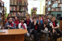 ''Место в городе N''. Ребята из летнего лагеря школы № 121»отвечают на вопросы краеведческой викторины и вспоминают памятники истории и архитектуры Канавинского района. Библиотека им. А.Н. Островского. 5 июня 2023 года