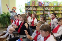 ''Вместе мы – большая сила, вместе мы – страна Россия''. Ребята из летнего лагеря школы № 121 соревнуются в одноименной патриотической игре. Библиотека им. А.Н. Островского. 9 июня 2023 года