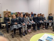 ''Виртуальная прогулка по Канавину''. Первоклашки школы № 75 внимательно слушают гида. Библиотека им. К Симонова. 12 октября 2023 года