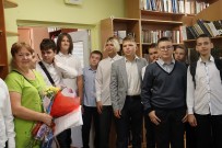 ''Мы вместе с книгой открываем мир''. Участники библиотурнира. Фото на память. Библиотека им. А.Н. Островского. 1 сентября 2023 года