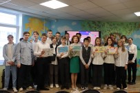 ''Мы вместе с книгой открываем мир''. Участники библиотурнира. Фото на память. Библиотека им. А.Н. Островского. 1 сентября 2023 года