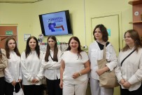 ''Мы вместе с книгой открываем мир''. Заведующая библиотекой Ольга Панкратова объясняет школьникам правила библиотурнира. Библиотека им. А.Н. Островского. 1 сентября 2023 года