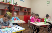 ''Знать, чтобы помнить, помнить, чтобы гордиться!'' Стараемся, рисуем... Библиотека им. К. Симонова. 2 мая 2023 года
