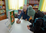 ''К подвигу солдата сердцем прикоснись''. Юные читательницы специально пришли в библиотеку, чтобы принять участие в акции. Библиотека им. К. Симонова. Февраль 2024 года