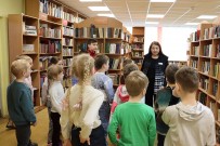 ''Человек читающий''. Ольга Панкратова проводит ознакомительную экскурсию по библиотеке для первоклассников школы № 121. Библиотека им. А.Н. Островского. 26 марта 2024 года