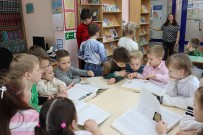 ''Человек читающий''. Галина Титова знакомит школьников со структурой справочных изданий. Библиотека им. А.Н. Островского. 26 марта 2024 года